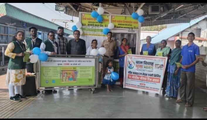 बल्हारशाह रेल्वे स्टेशनवर बाल सुरक्षा दिनानिमित्त स्वाक्षरी अभियान